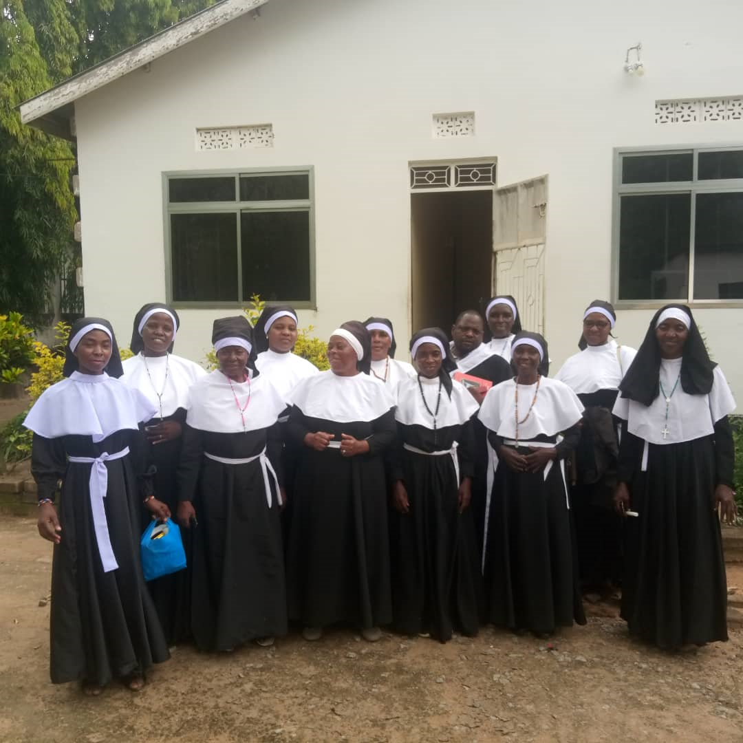 Mavazi ya wanarita yanawafananisha na watawa kabisa. Mungu awalinde na kuwatunza daima wanarita wote na atujalie mafanikio katika safari ya imani